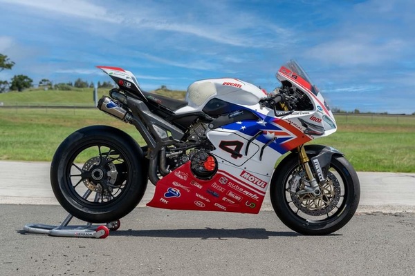 Il team DesmoSport svela la livrea 2023: che omaggio a Troy Bayliss!