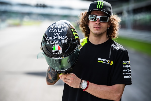 MotoGP, a Sepang svelati i caschi di due piloti italiani