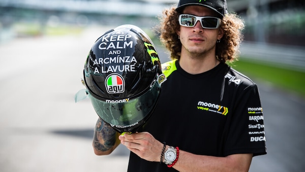 MotoGP, a Sepang svelati i caschi di due piloti italiani