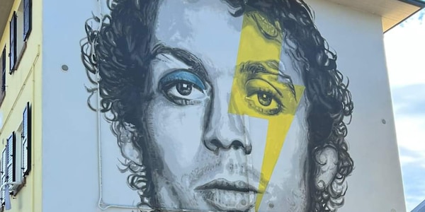 Valentino Rossi come David Bowie: a Tavullia un murale da rockstar