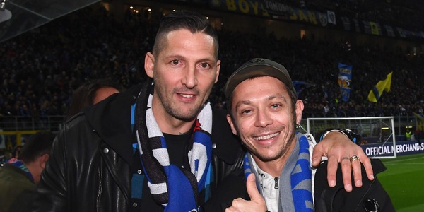 Valentino Rossi scalda il derby di Milano in Champions League
