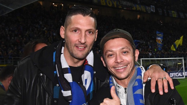 Valentino Rossi scalda il derby di Milano in Champions League