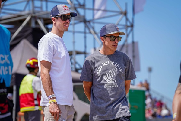 MXGP: i fratelli Marquez in visita al GP di Spagna