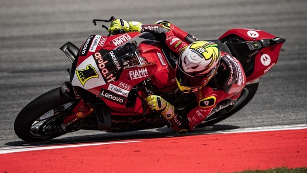 SBK: Bautista trionfa in una Superpole race caotica, 3° Locatelli