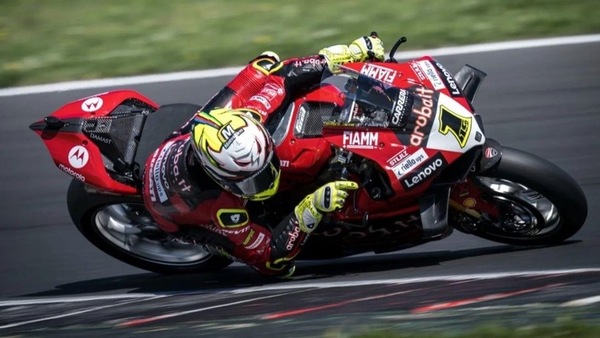 SBK, test Misano: Bautista detta già il passo, nuovo forcellone per Honda