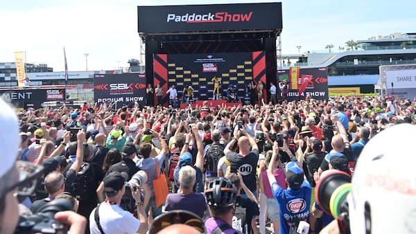 SBK, a Misano i tifosi si scaldano vicino ai piloti: un esempio per la MotoGP?