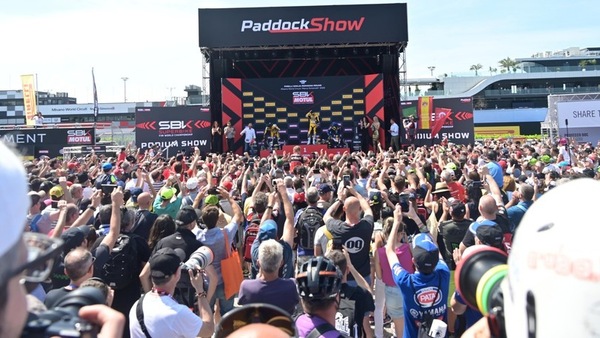 SBK, a Misano i tifosi si scaldano vicino ai piloti: un esempio per la MotoGP?