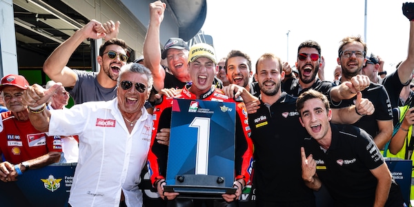 CIV, colpo di scena in SBK: Bernardi vince, Pirro cade e riapre tutto