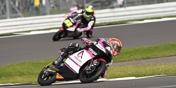 Moto3 prove libere 1: Ortolà più veloce di Masia per un soffio a Silverstone