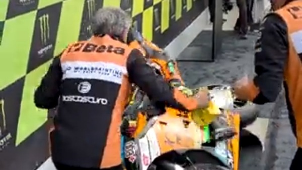 Moto2, Aldeguer e l'euforia della vittoria: perde il controllo della moto e...