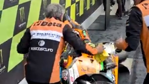 Moto2, Aldeguer e l'euforia della vittoria: perde il controllo della moto e...