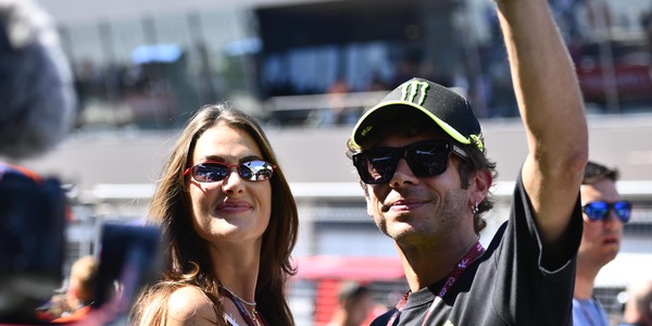 MotoGP, Valentino Rossi: "Sto spingendo per tenere Bezzecchi"