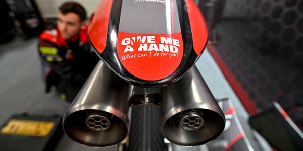 Moto3, sponsor speciale per il team Snipers: Give me a Hand