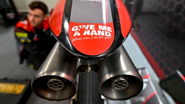 Moto3, sponsor speciale per il team Snipers: Give me a Hand