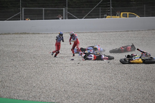 GP Barcellona, lo scontro della prima curva