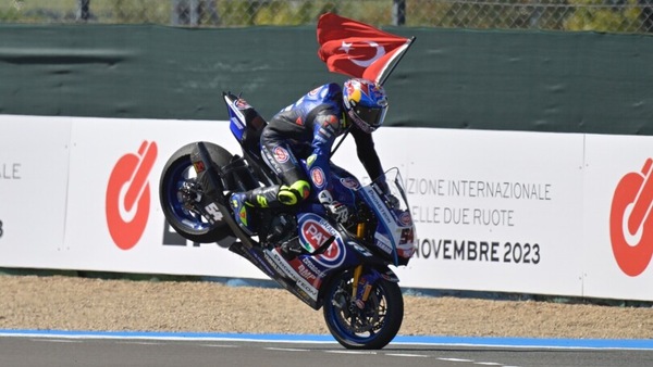 SBK: Bautista sbaglia e stende Rinaldi, Toprak ringrazia e vince la Superpole Race