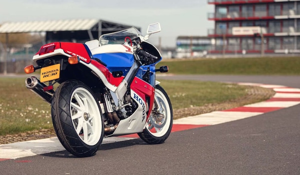 Honda RC30: la storia della moto che conquistò la SBK e la gente