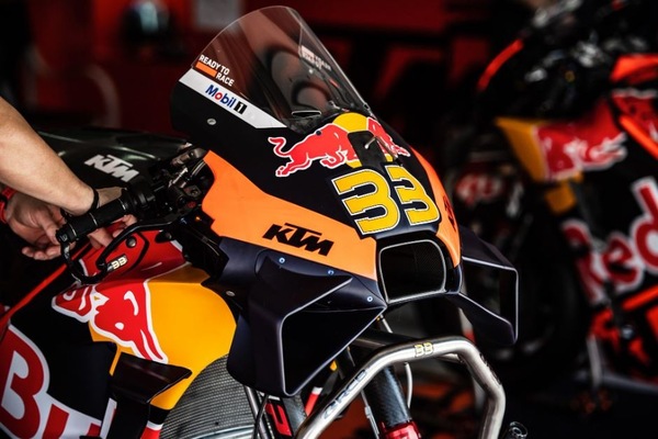 BMW in SBK come KTM in MotoGP: troppi fantini, poche selle