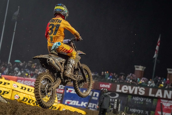 250SX: Smith brilla nel fango