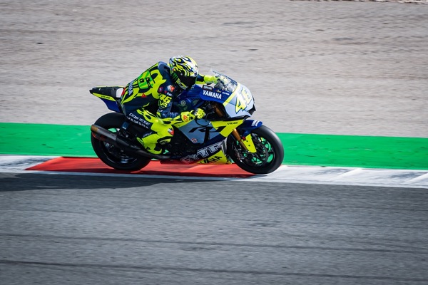 Valentino Rossi torna in moto a Portimao con la Yamaha R1 GYTR Pro
