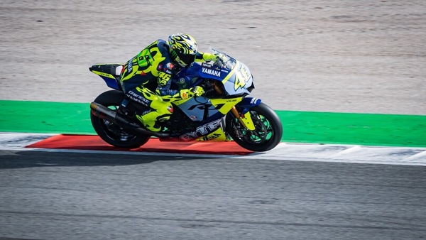 Valentino Rossi torna in moto a Portimao con la Yamaha R1 GYTR Pro