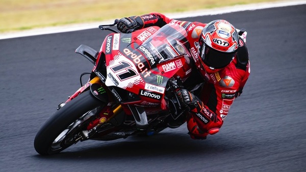 SBK, Phillip Island, Italia da impazzire in Gara 1: Bulega vince su Locatelli e Iannone!