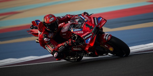 Risultati MotoGP Qatar: Bagnaia vince, seguono Binder e Martin