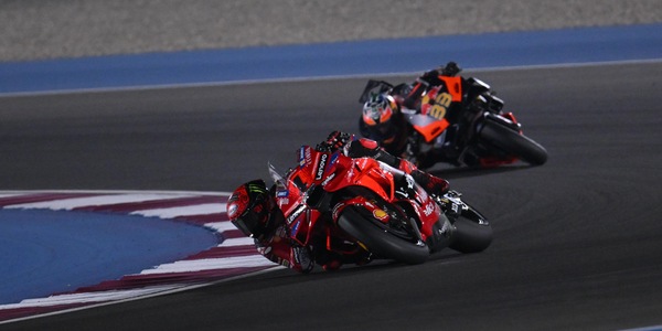 Bagnaia illumina la MotoGP nella notte del Qatar