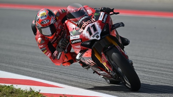 SBK Barcellona: Bulega vola in FP2, Ducati monopolizza la vetta