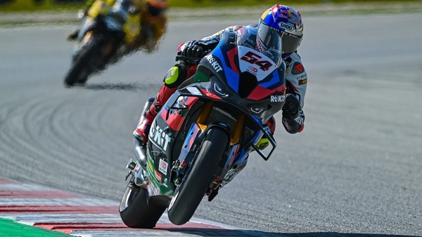 Razgatlioglu e Bautista come Rossi e Lorenzo: Toprak vince la Superpole Race a Barcellona!