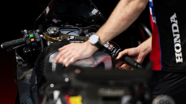 Anche Honda ha "il display intelligente" ma... ha atteso Ducati