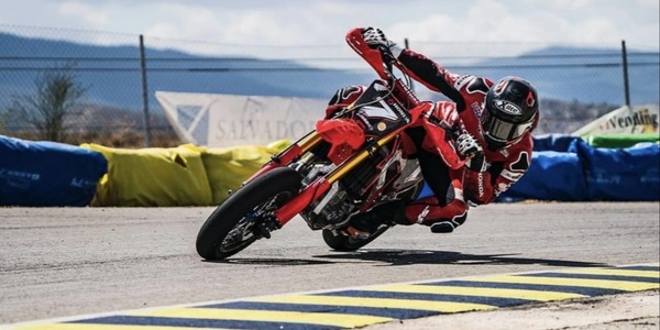 Iker Lecuona in gara con il Supermotard ad Albadia