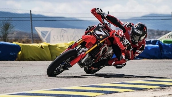 Iker Lecuona in gara con il Supermotard ad Albadia