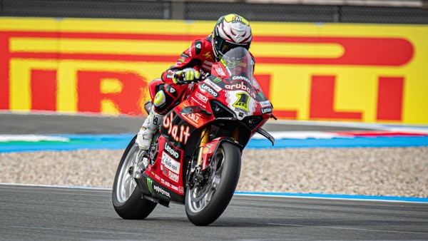 SBK, Assen: rimonta e trionfo per Bautista in Superpole Race, 2° Bulega