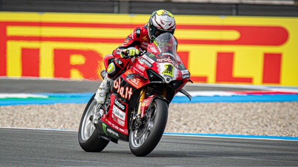 SBK, Assen: rimonta e trionfo per Bautista in Superpole Race, 2° Bulega