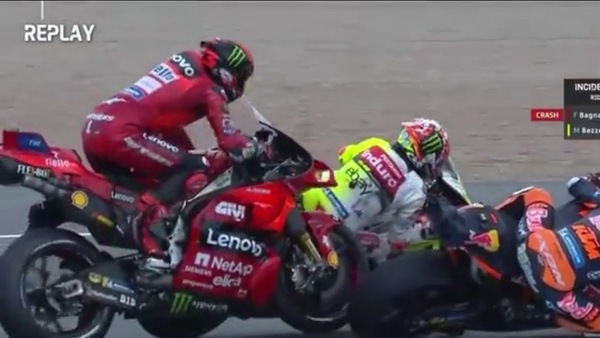 MotoGP, Bagnaia nella morsa di Binder e Bezzecchi: le foto della caduta