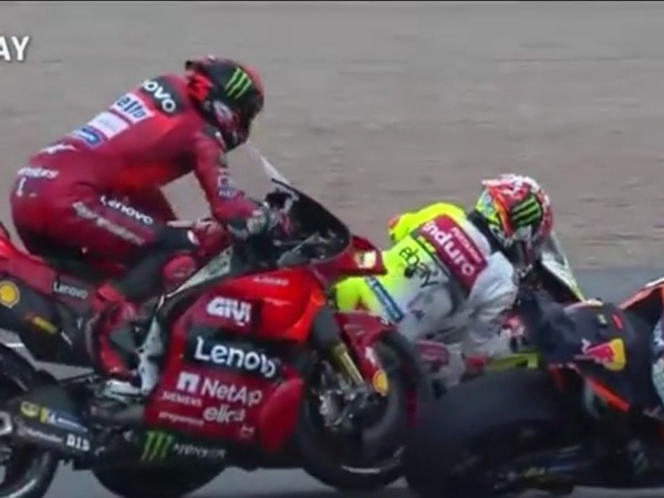 MotoGP, Bagnaia nella morsa di Binder e Bezzecchi: le foto della caduta