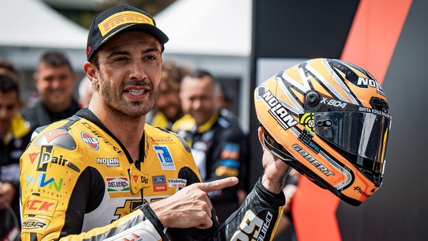SBK: Iannone mette all'asta il casco usato a Phillip Island