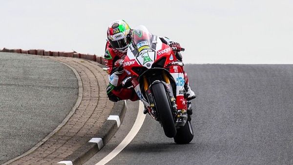 NW200, Irwin “spaziale” con la Ducati: conferma la pole da record in SBK