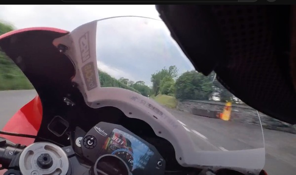 Il TT da dentro un casco: un giro da paura per Davey Todd e la M 1000 RR