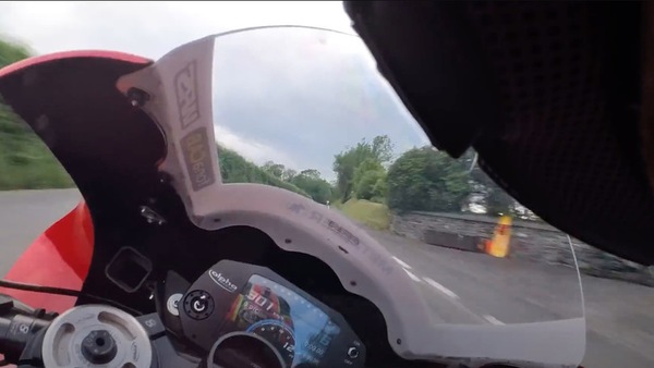 Il TT da dentro un casco: un giro da paura per Davey Todd e la M 1000 RR