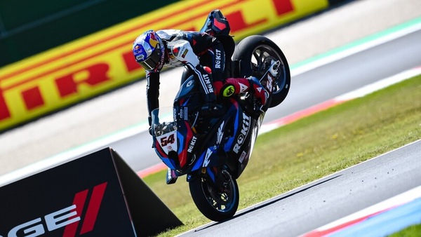 SBK, Misano: le bandiere gialle puniscono Bulega, pole a Razgatlioglu