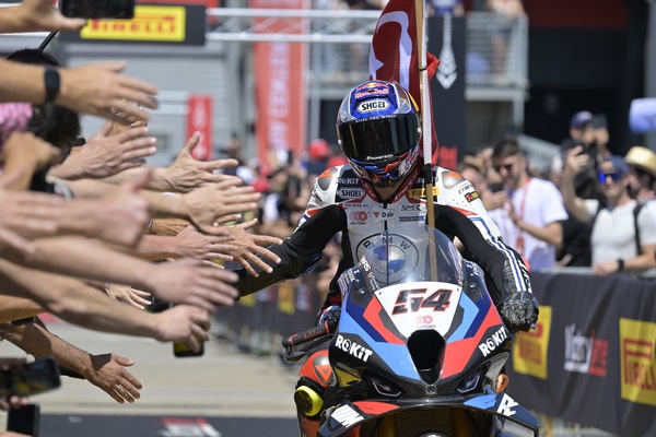 Razgatlioglu è una furia a Misano: vittoria in Gara 2 e tripletta
