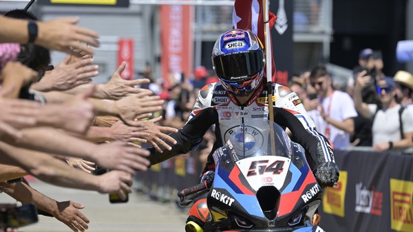 Razgatlioglu è una furia a Misano: vittoria in Gara 2 e tripletta