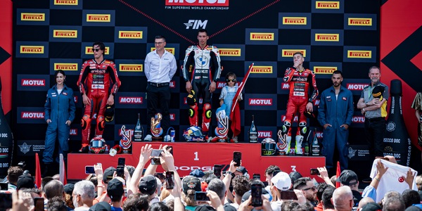 SBK, Toprak sul podio con un piccolo fan: ecco chi è