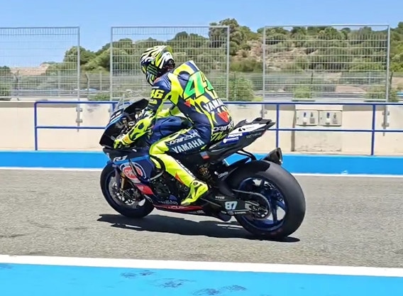 Valentino Rossi sulla Yamaha R1 di Remy Gardner a Jerez