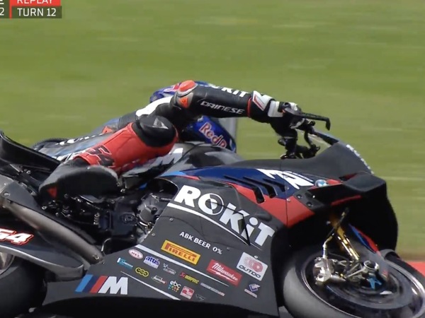 SBK Donington, Toprak equilibrista: la sequenza del salvataggio in FP2