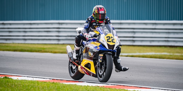 WorldWCR, spettacolo a Donington: Carrasco trionfa nella bagarre di Gara 1