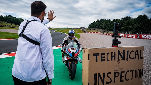 SBK Donington: Toprak Razgatlioglu, la gag che prende in giro la Ducati