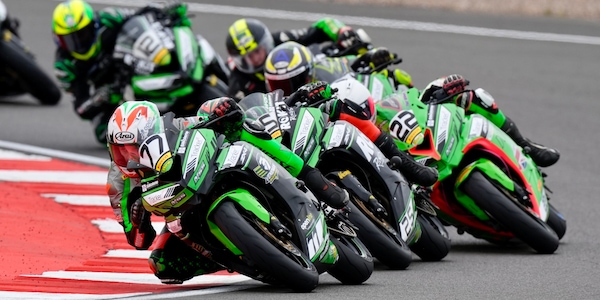 Prove di 2026 a Donington: le Kawasaki Ninja ZX-4RR in pista con la SBK